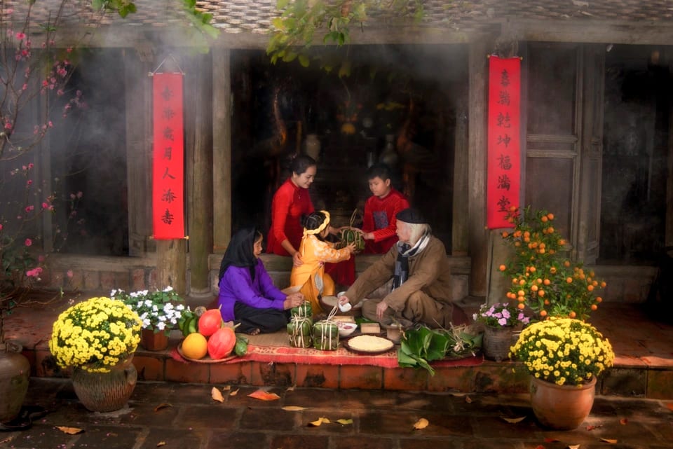 Cả gia đình sum họp trước hiên nhà ngày Tết